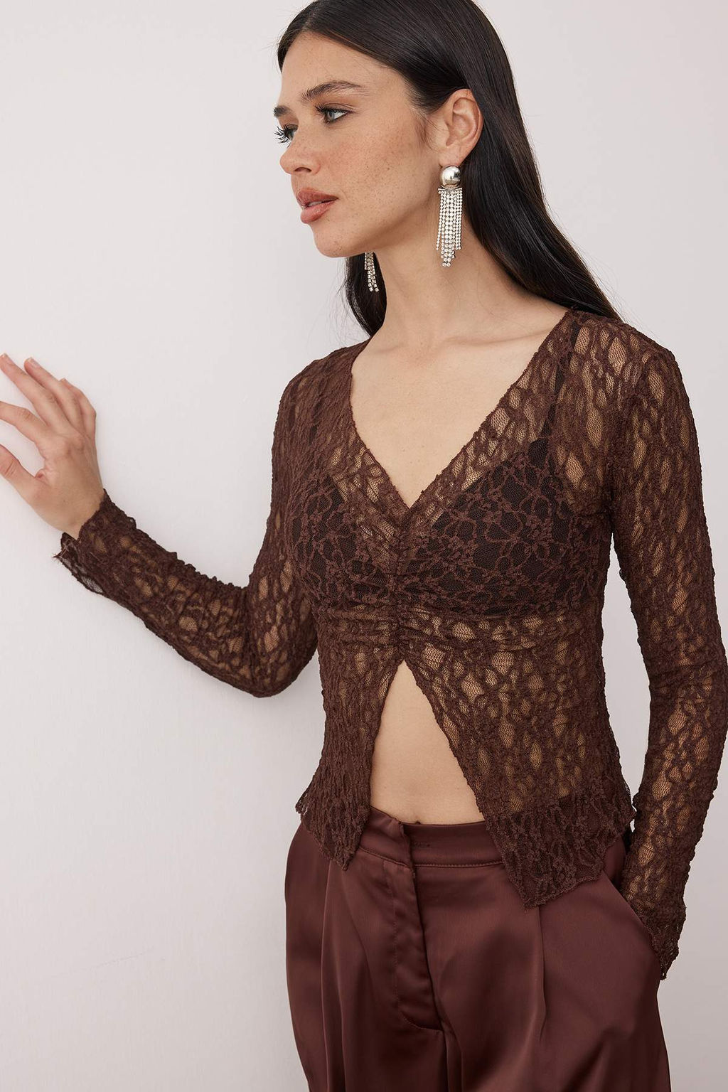 Kahverengi Astars?z V Yaka Dantel Party Bluz TPRAW26BZ00069