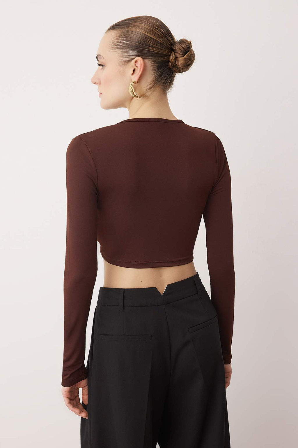 Trendyolmilla Siyah Crop Astarl? Pencere/Cut Out Detayl? Bluz TPRAW23BZ00030  фото 13