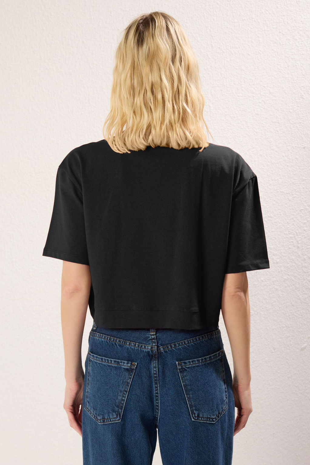 Siyah %100 Pamuk Relaxed/Rahat Kal?p Crop Bisiklet Yaka Orme T-Shirt TWOSS25TS00022