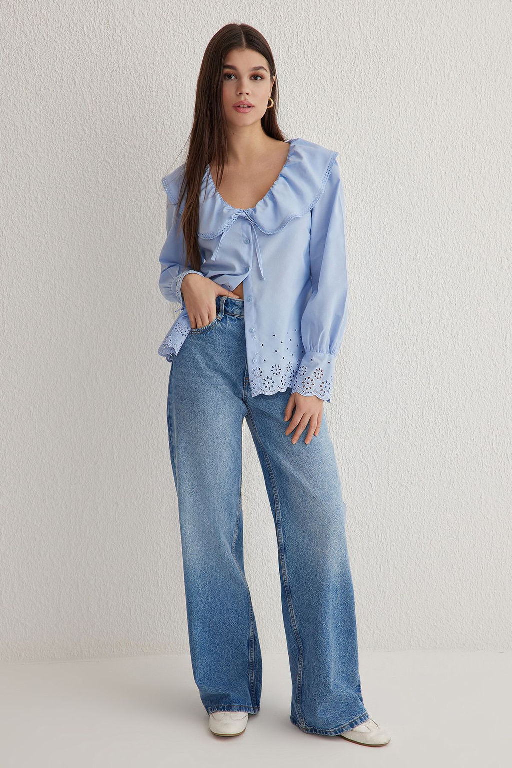 TRENDYOLMILLA Beyaz Yaka ve Dokuma Etek Ucu Nak?s Detayl? Dokuma Gomlek TWOSS25GO00009 фото 3