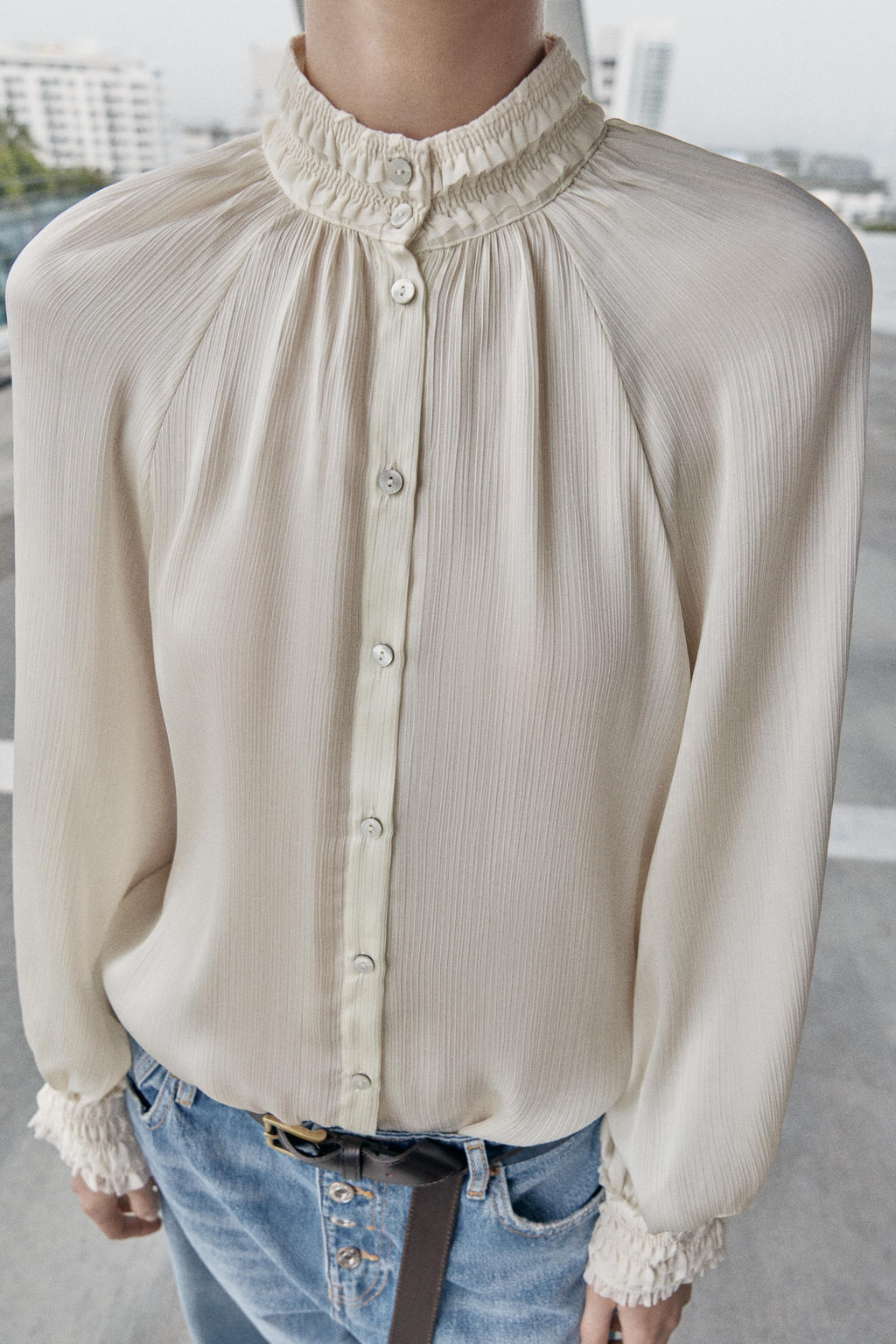 BLUSA SATINADA CUELLO SUBIDO / Crudo - Zara фото 2