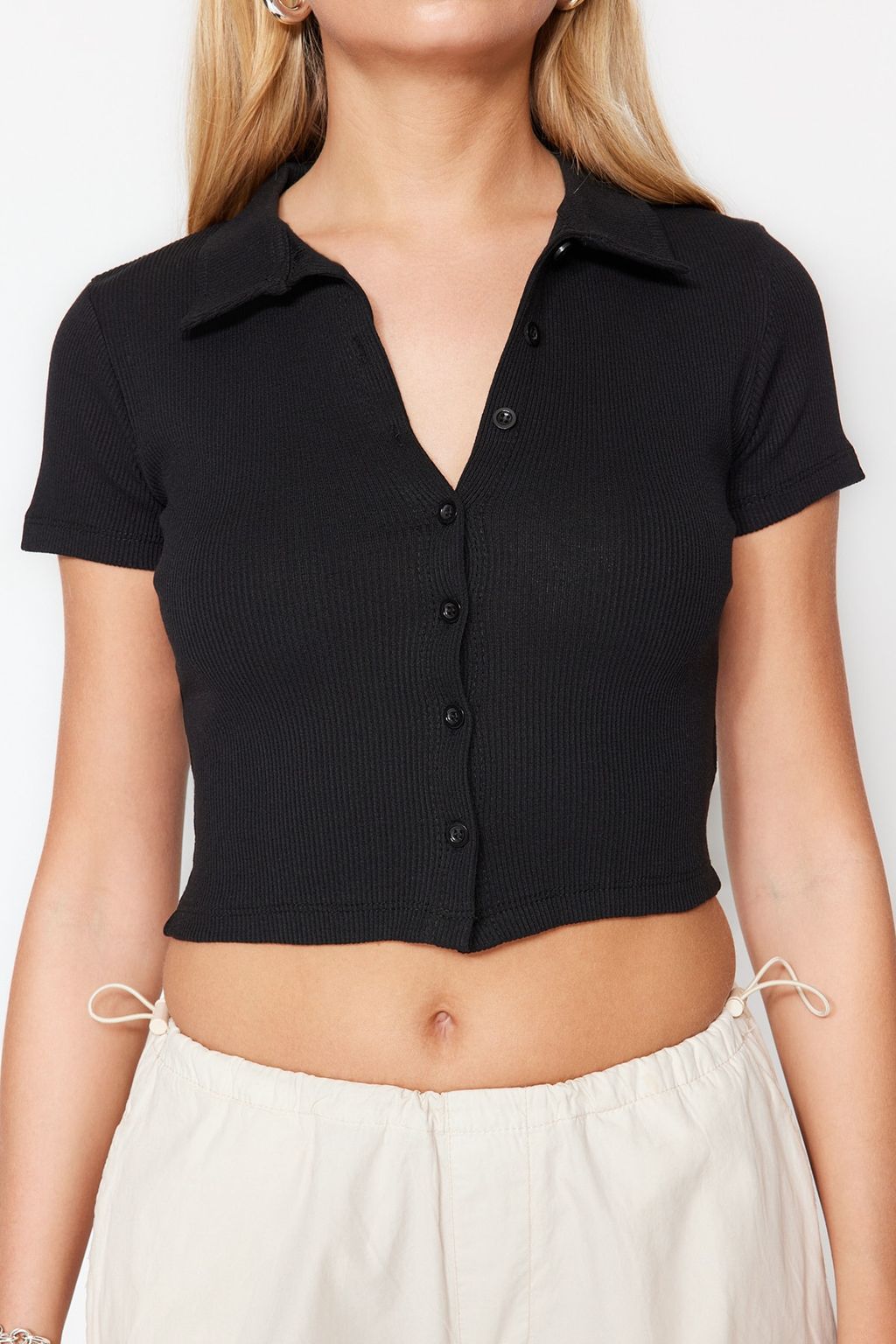 Trendyolmilla Beyaz Dugme Detayl? Fitted/Vucuda Oturan Crop Polo Yaka Fitilli Esnek Orme Bluz TWOSS23BZ00537
