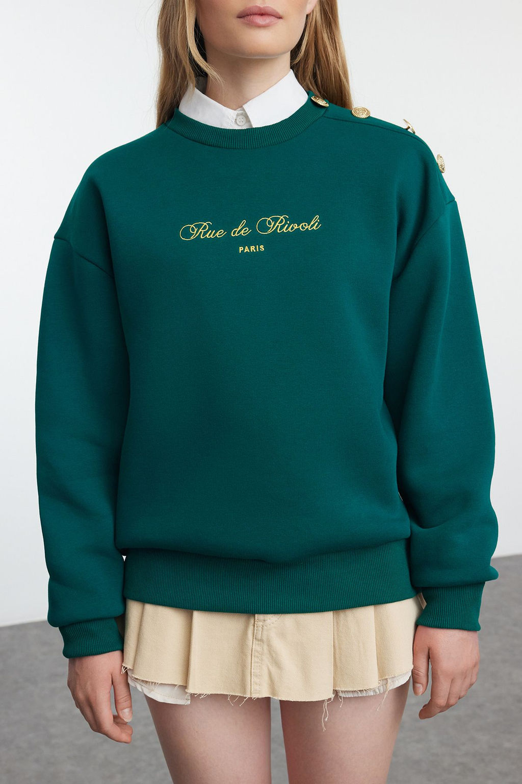 TRENDYOLMILLA Bej Sloganl? Dugme Detayl? Regular Kal?p Kal?n Ici Polarl? Orme Sweatshirt TWOAW25SW00015  фото 3