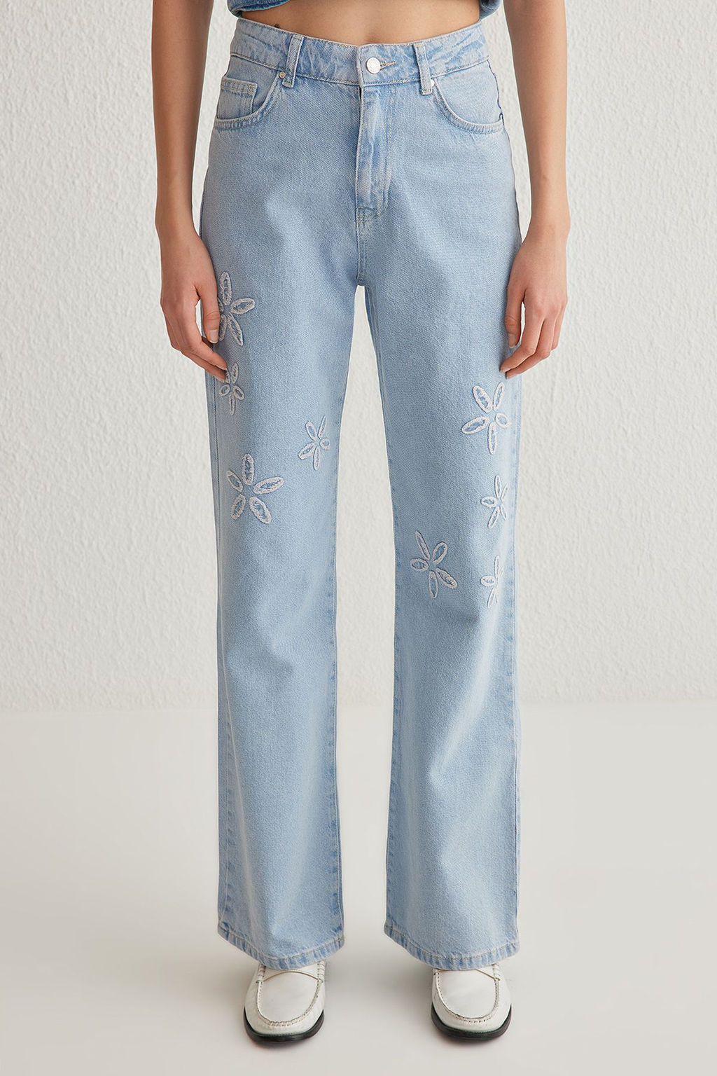 Ac?k Mavi Cicek Nak?sl? Yuksek Bel Wide Leg Jeans TWOSS25JE00047 - Trendyolmilla фото 3