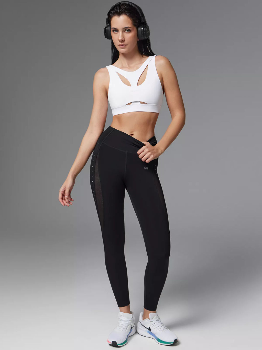 Спортивный топ-бра со средней поддержкой и фигурной вставкой на груди