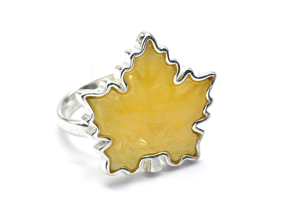 Кольцо в виде листа клена с янтарём в посеребрении 22*21мм цв.молочный