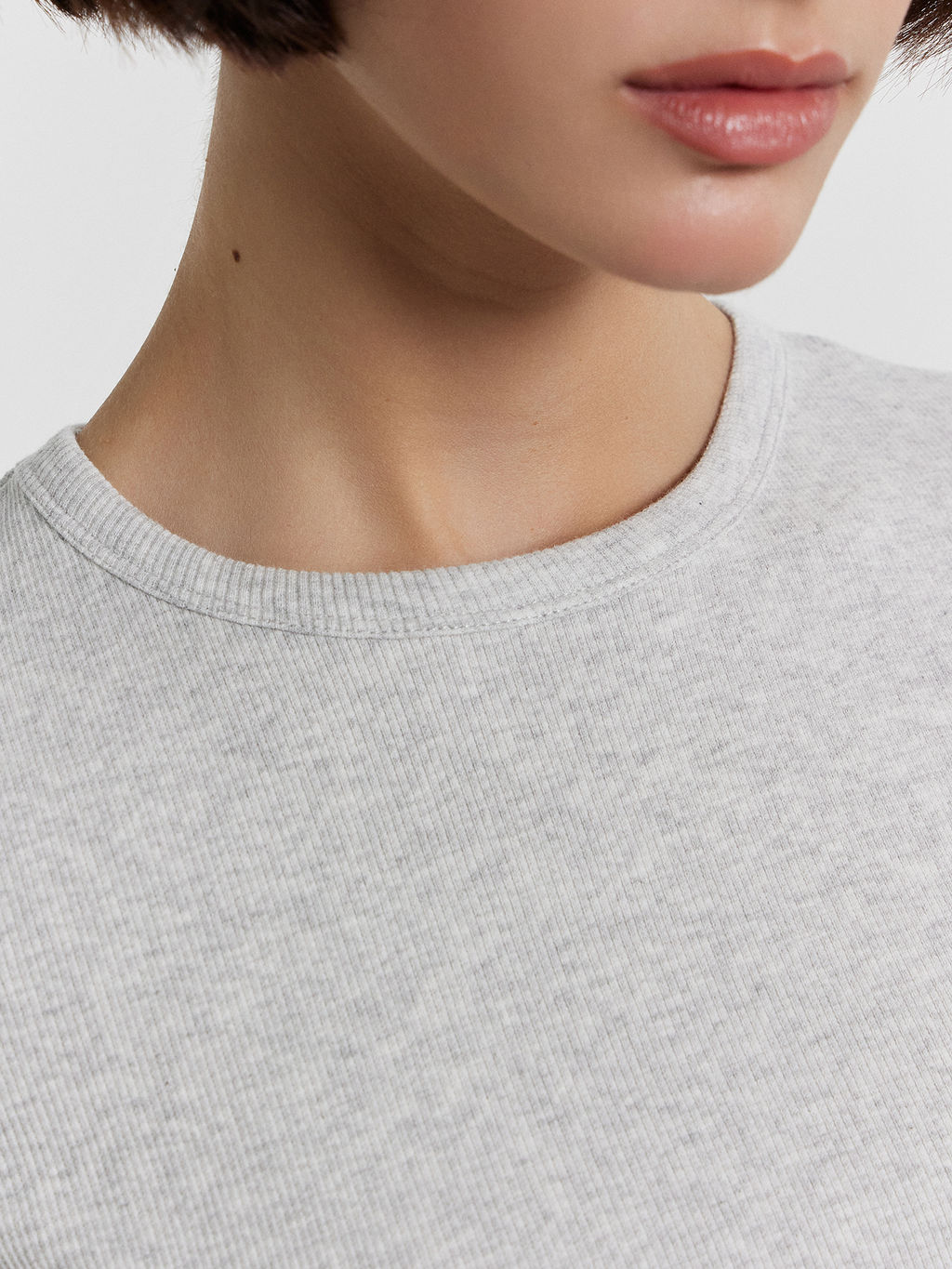 Футболка женская серая укороченная