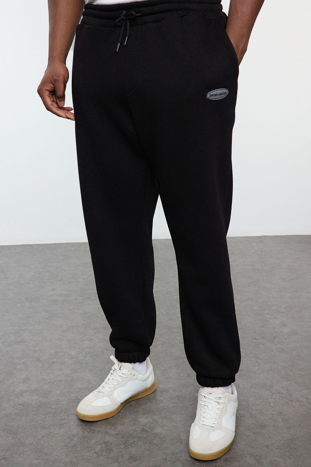 TRENDYOL MAN Buyuk Beden Siyah Oversize/Genis Kesim Cepli Etiketli Esofman Alt? TMNAW25AJ00001