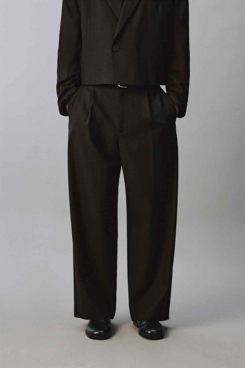 PANTAL?N RELAXED FIT PLIEGUES TRAJE / Negro