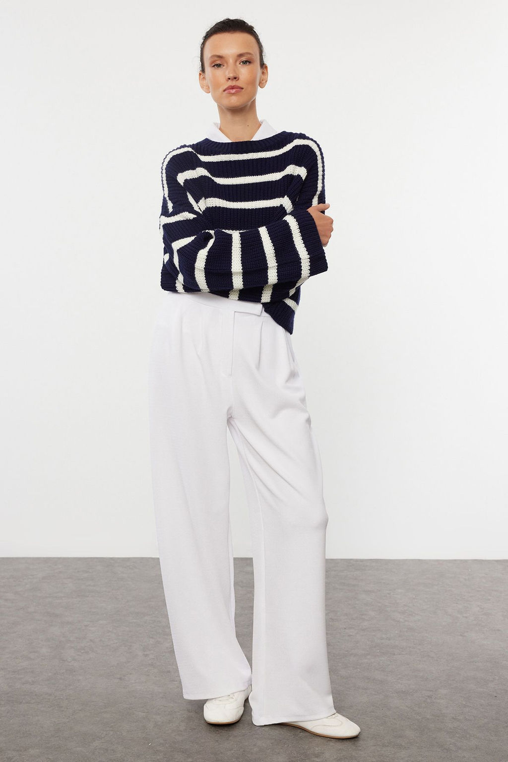 Beyaz C?rt C?rt Kapamal? Yuksek Bel Pileli Wide Leg Pantolon TWOAW24PL00177