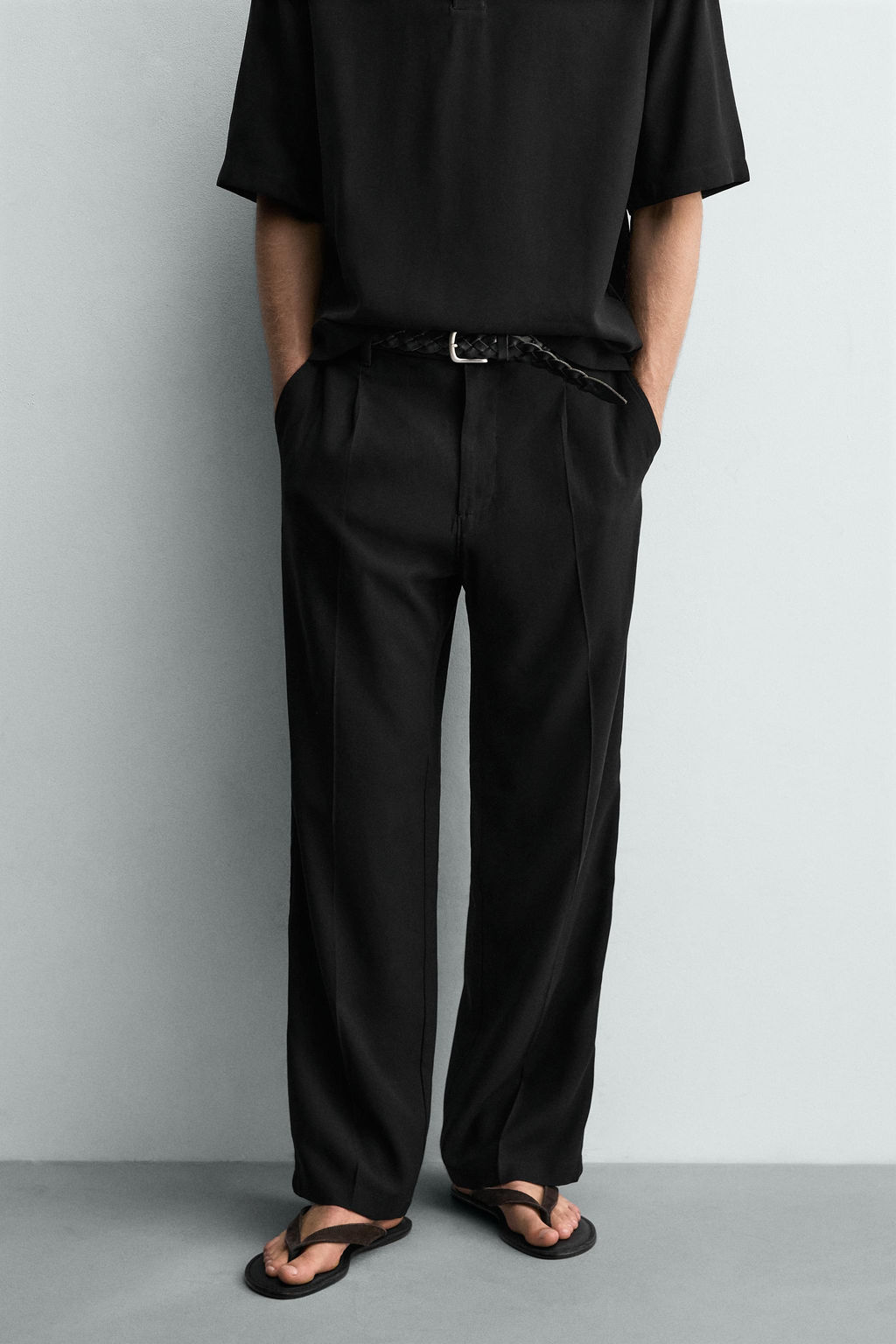 PANTAL?N FLUIDO RELAXED FIT PLIEGUES / Negro
