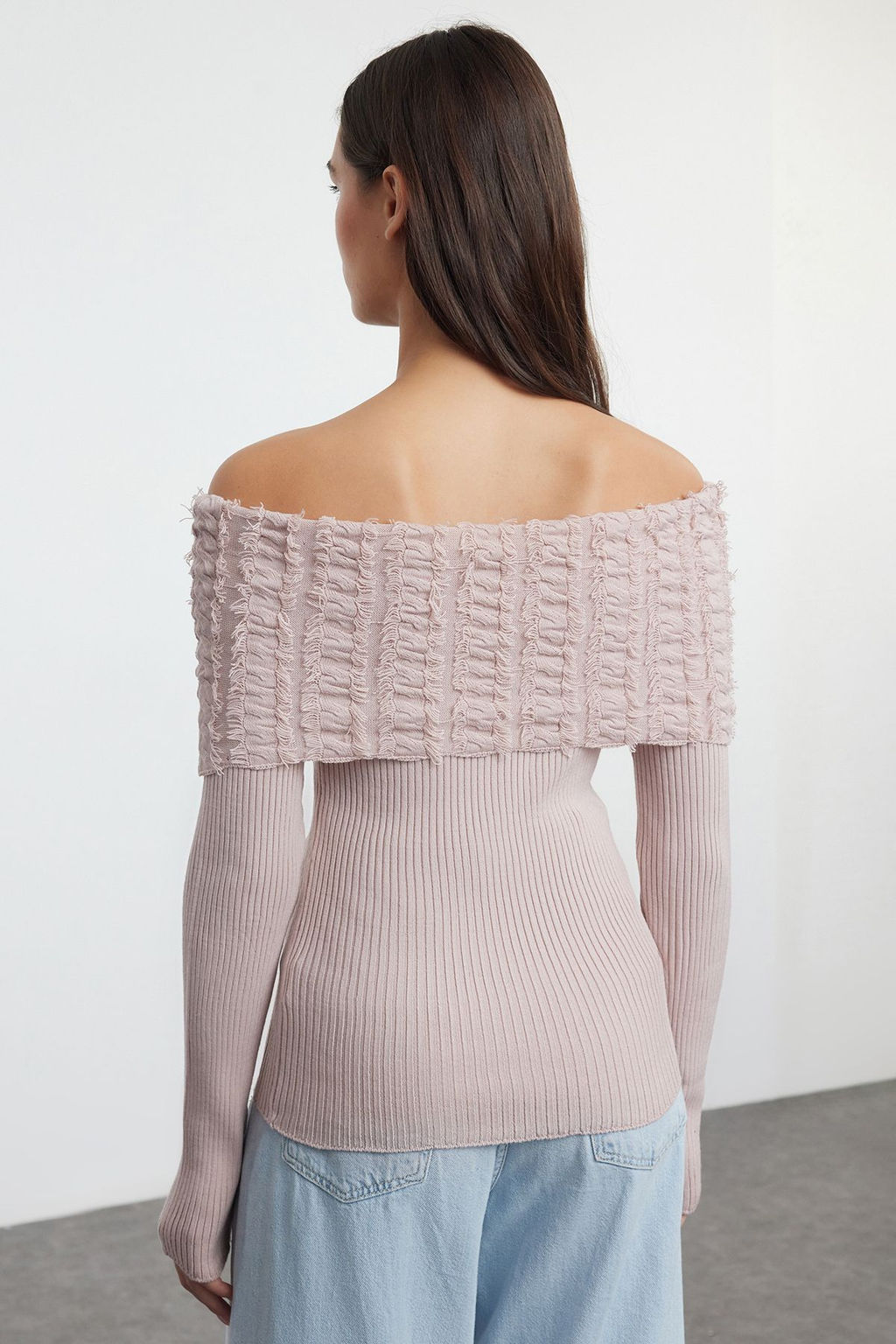 Pudra Yumusak Dokulu Carmen Yaka Ak?tma Detayl? Triko Kazak TWOAW25KZ00228 - Trendyolmilla фото 5