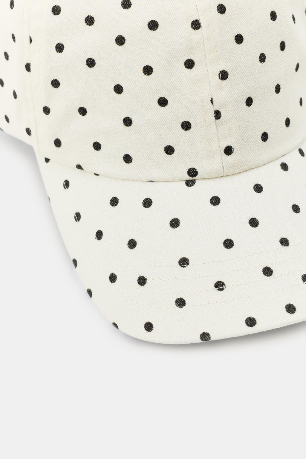 GORRA SARGA TOPOS BORDADOS CORAZONES / Crudo