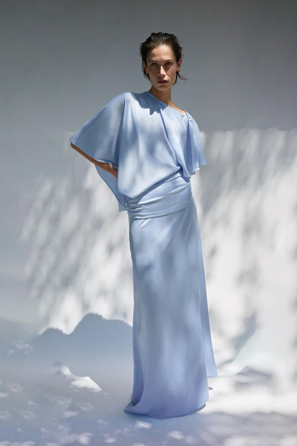 VESTIDO SATINADO ASIM?TRICO CAPA / Azul claro
