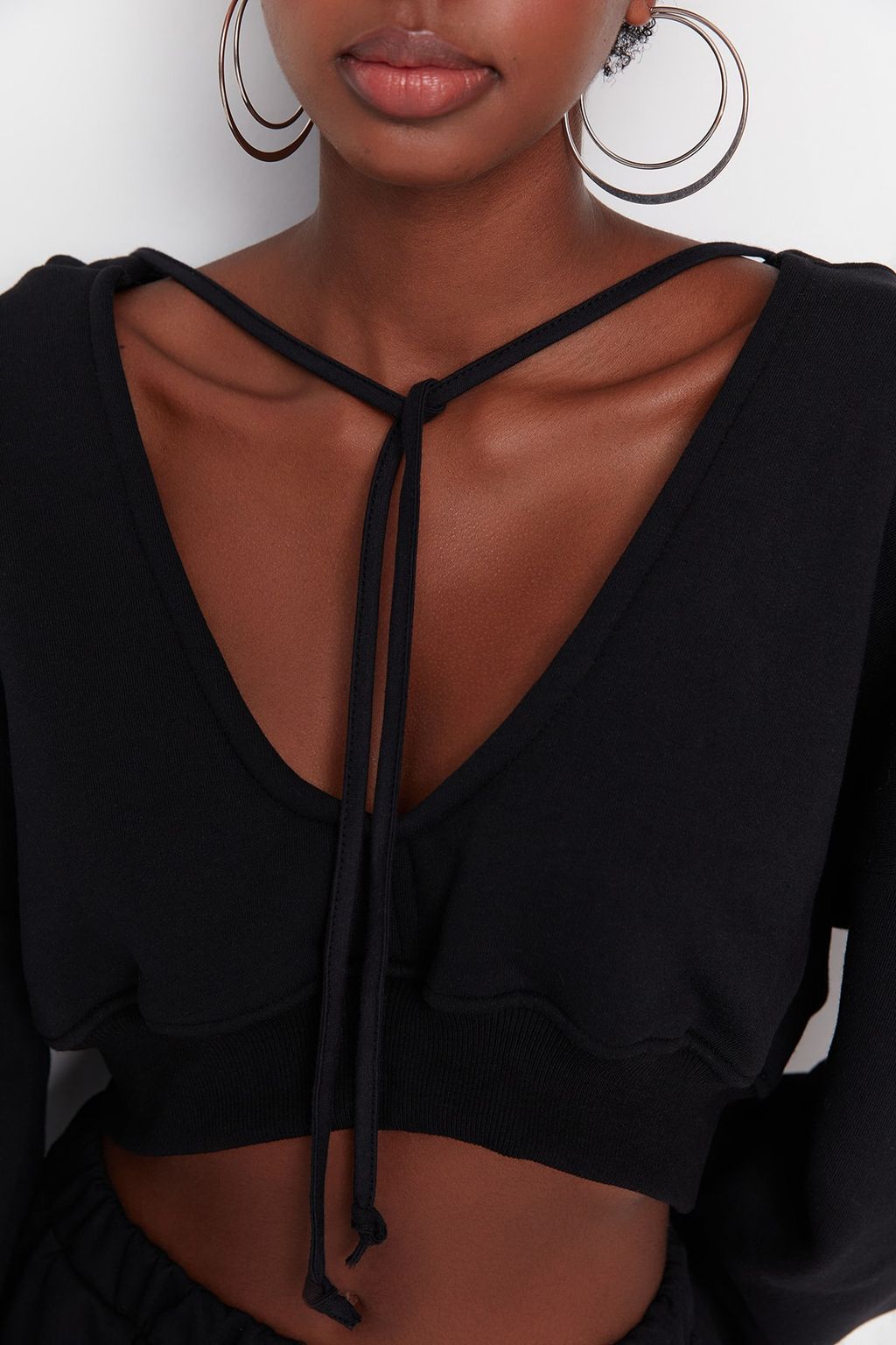 Siyah Kal?n Ici Polarl? Kapusonlu V Yaka Rahat Kesim Crop Orme Sweatshirt TWOAW23SW00096