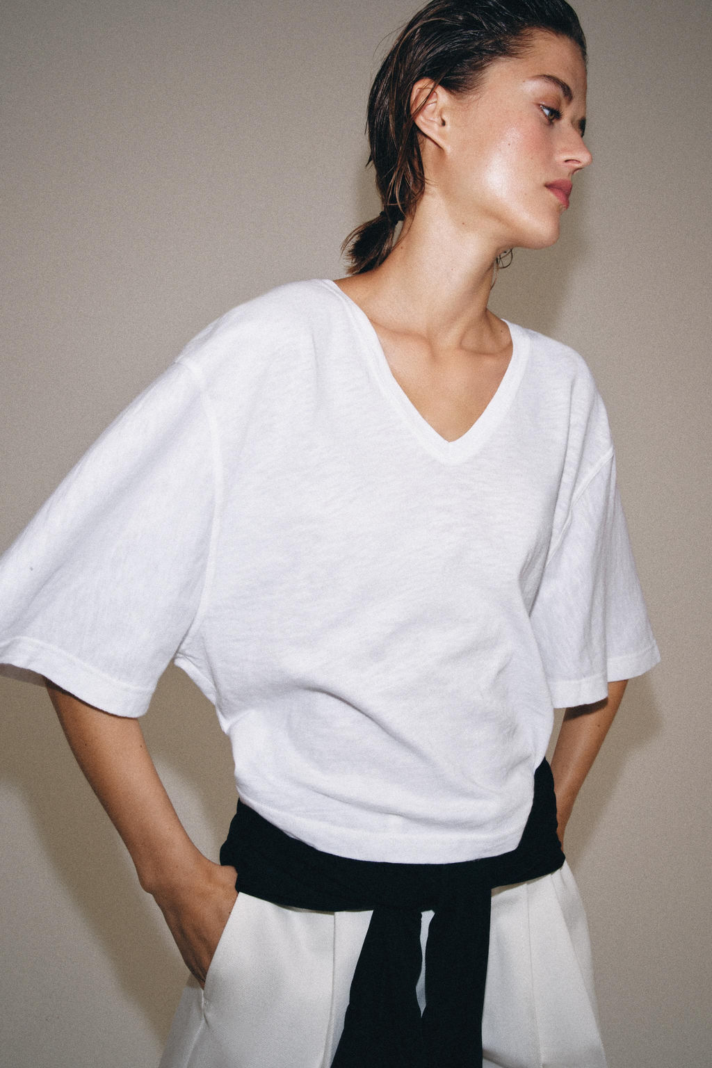 CAMISETA ESCOTE PICO / Blanco - Zara фото 6