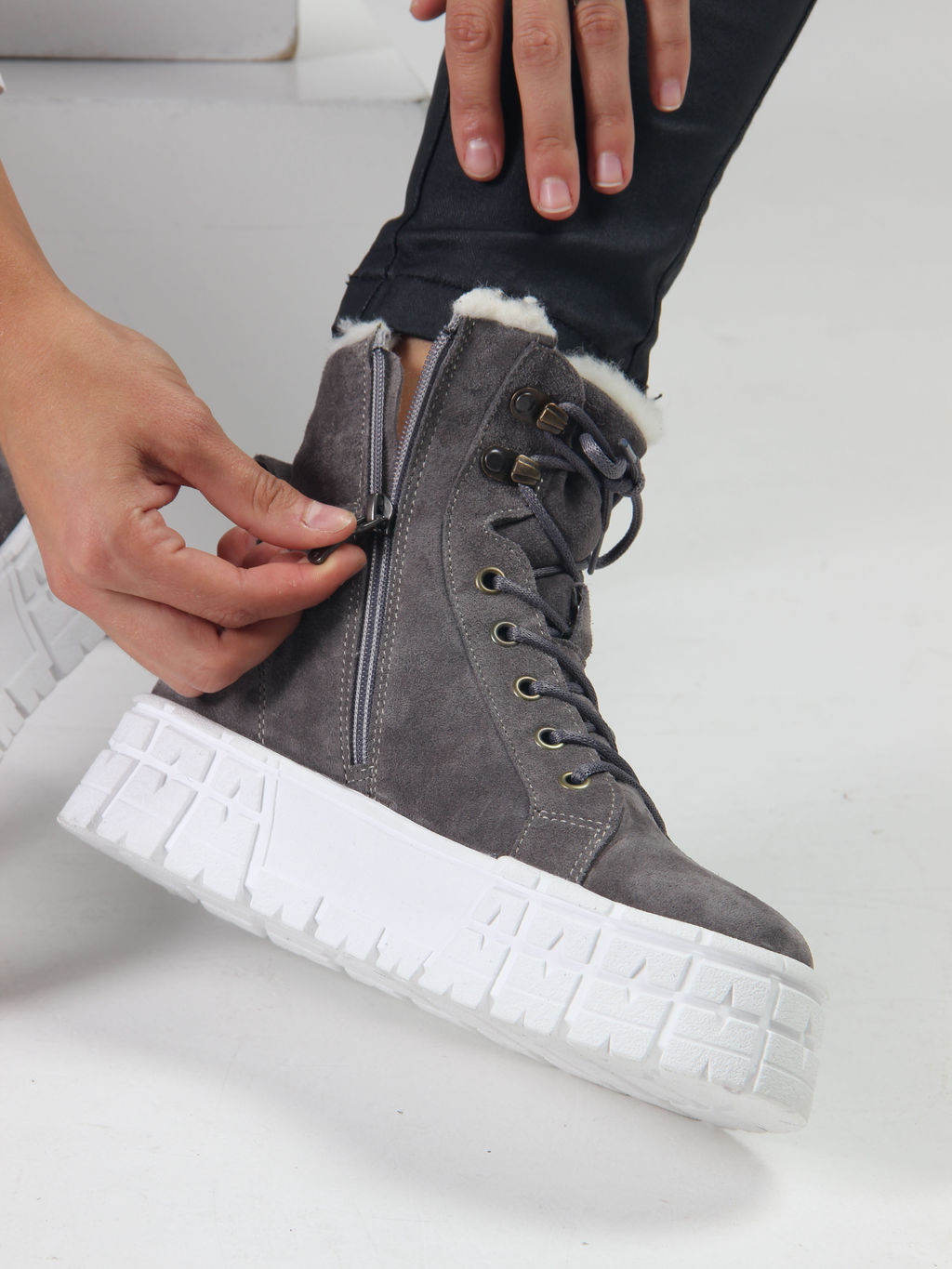 Ботинки 216.212131w. серый замок замша/Байка