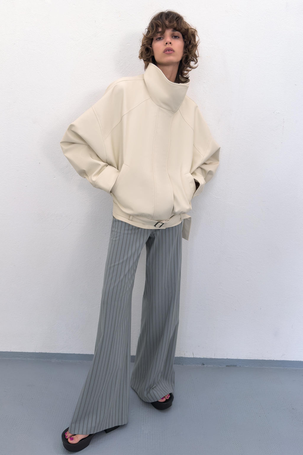 CHAQUETA BOMBER EFECTO PIEL / Crema - Zara фото 7