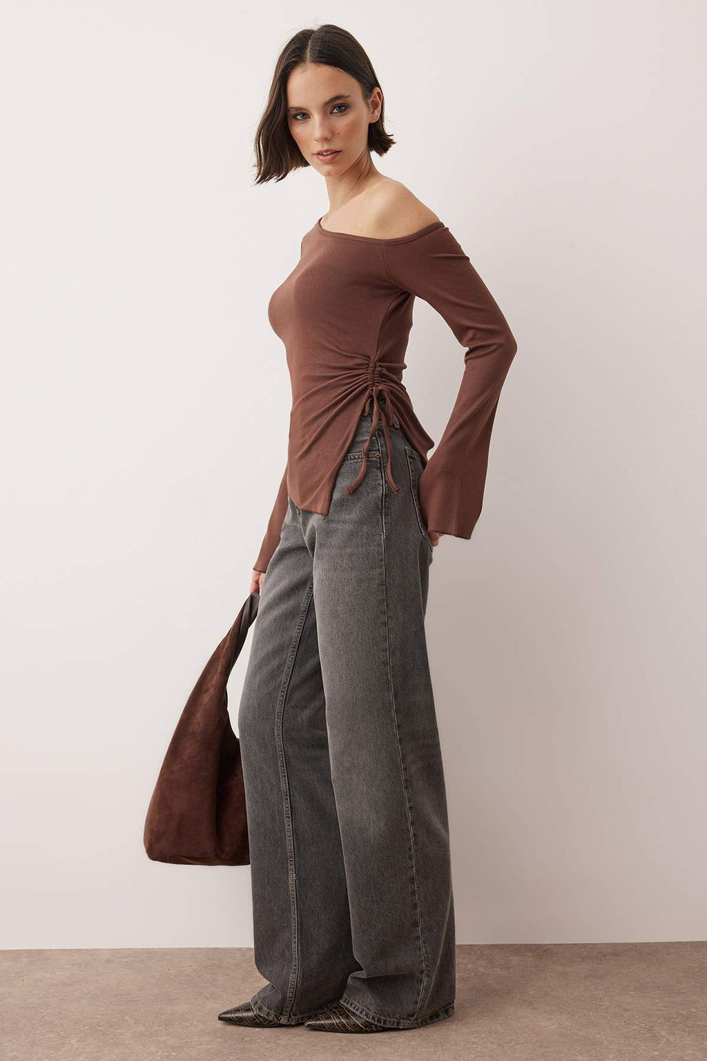 Kahverengi Ac?k Omuzlu Asimetrik Fitted/Vudua Otuan Ispanyol Kol Orme Bluz TWOAW26BZ00328 - Trendyolmilla фото 2