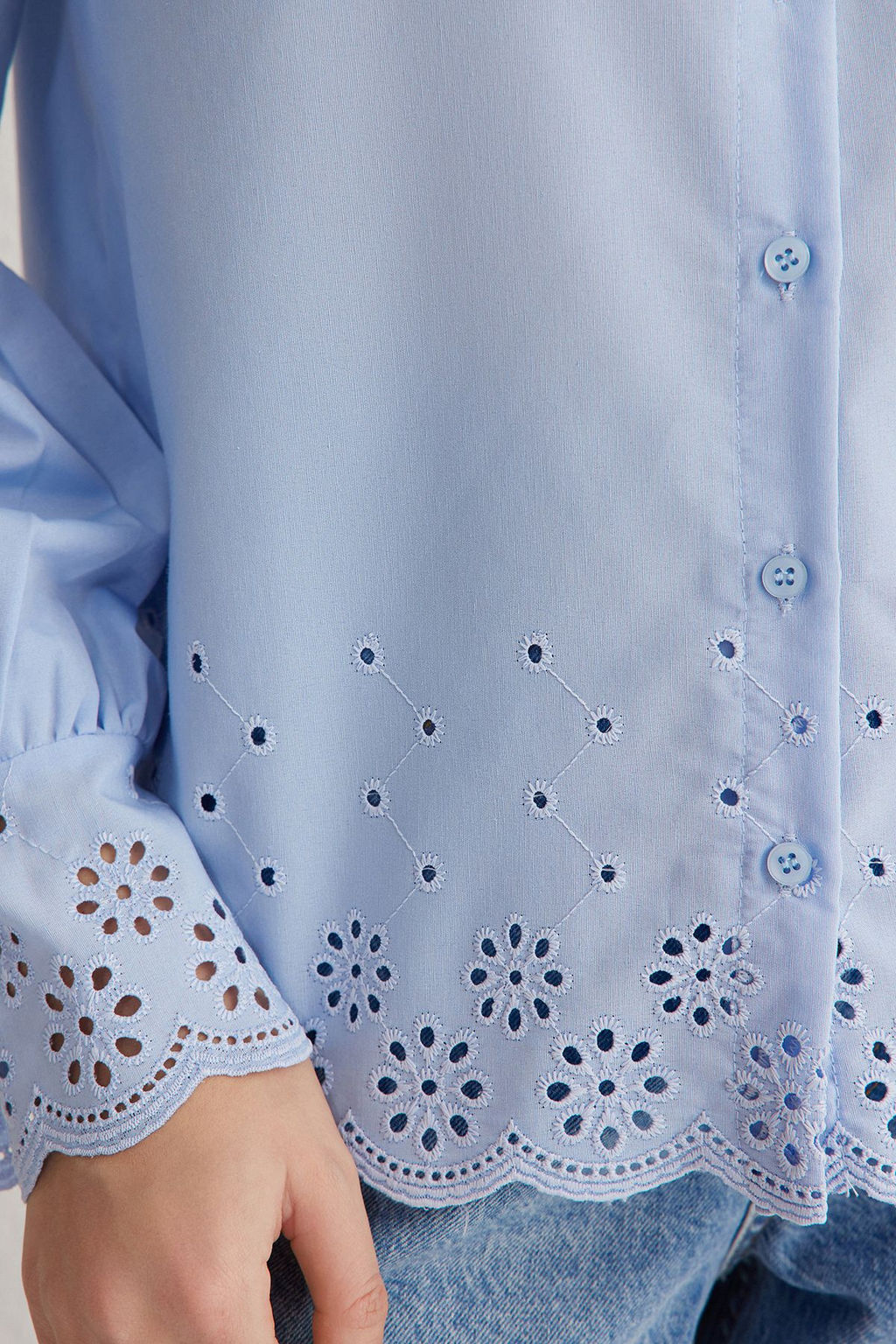 TRENDYOLMILLA Beyaz Yaka ve Dokuma Etek Ucu Nak?s Detayl? Dokuma Gomlek TWOSS25GO00009 фото 5