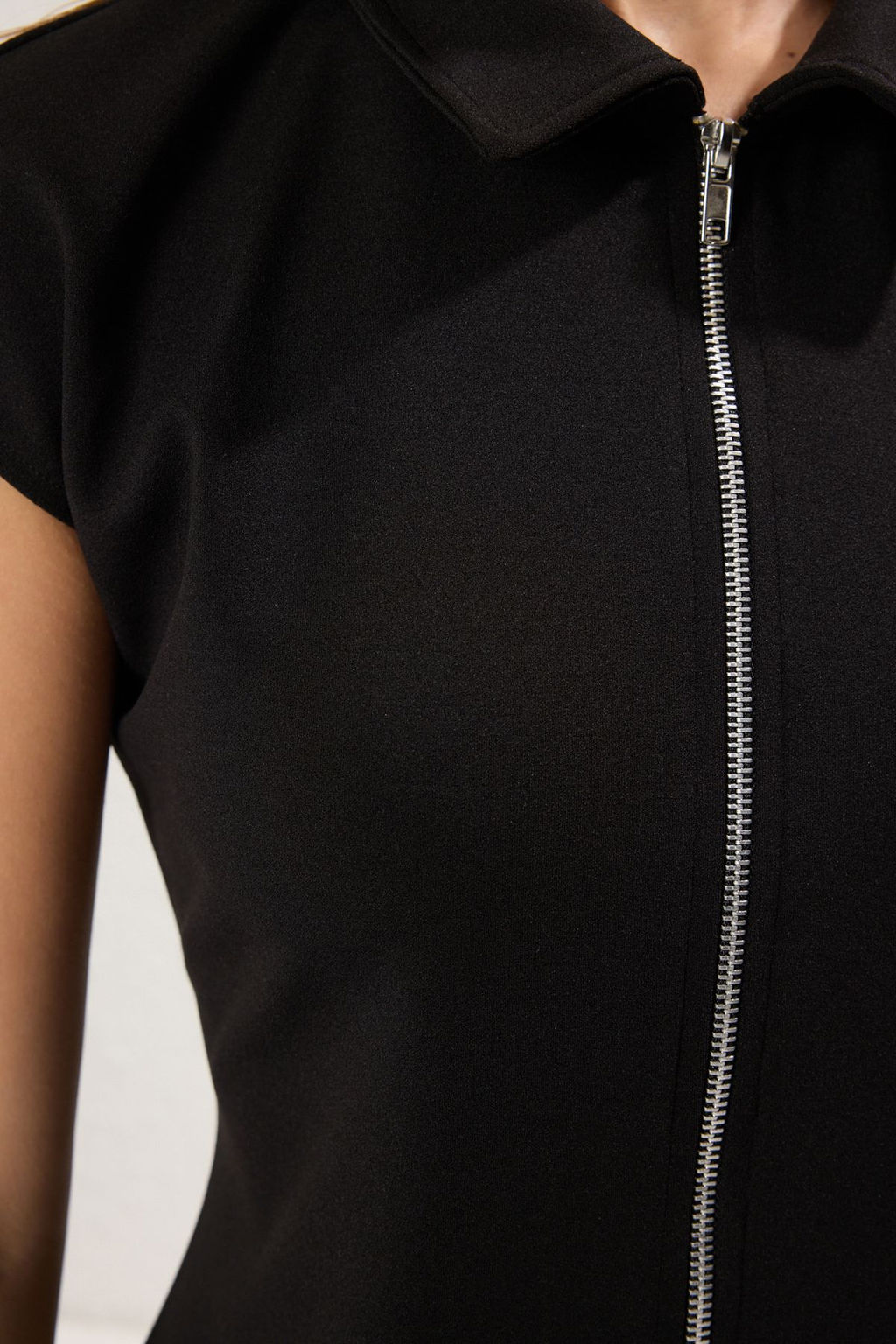 TRENDYOLMILLA Siyah Ay Kol Polo Yaka Fermuarl? Shift/Duz Kesim Mini Orme Elbise TWOSS25EL00375  фото 4