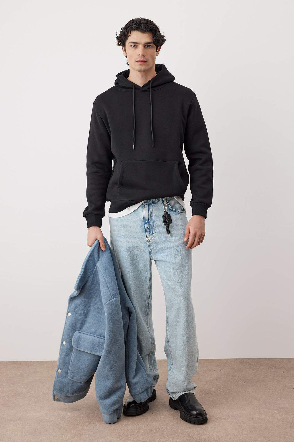 Siyah Regular/Normal Kesim Kapusonlu Ici Polarl? Kal?n Sweatshirt TMNAW26SW00016