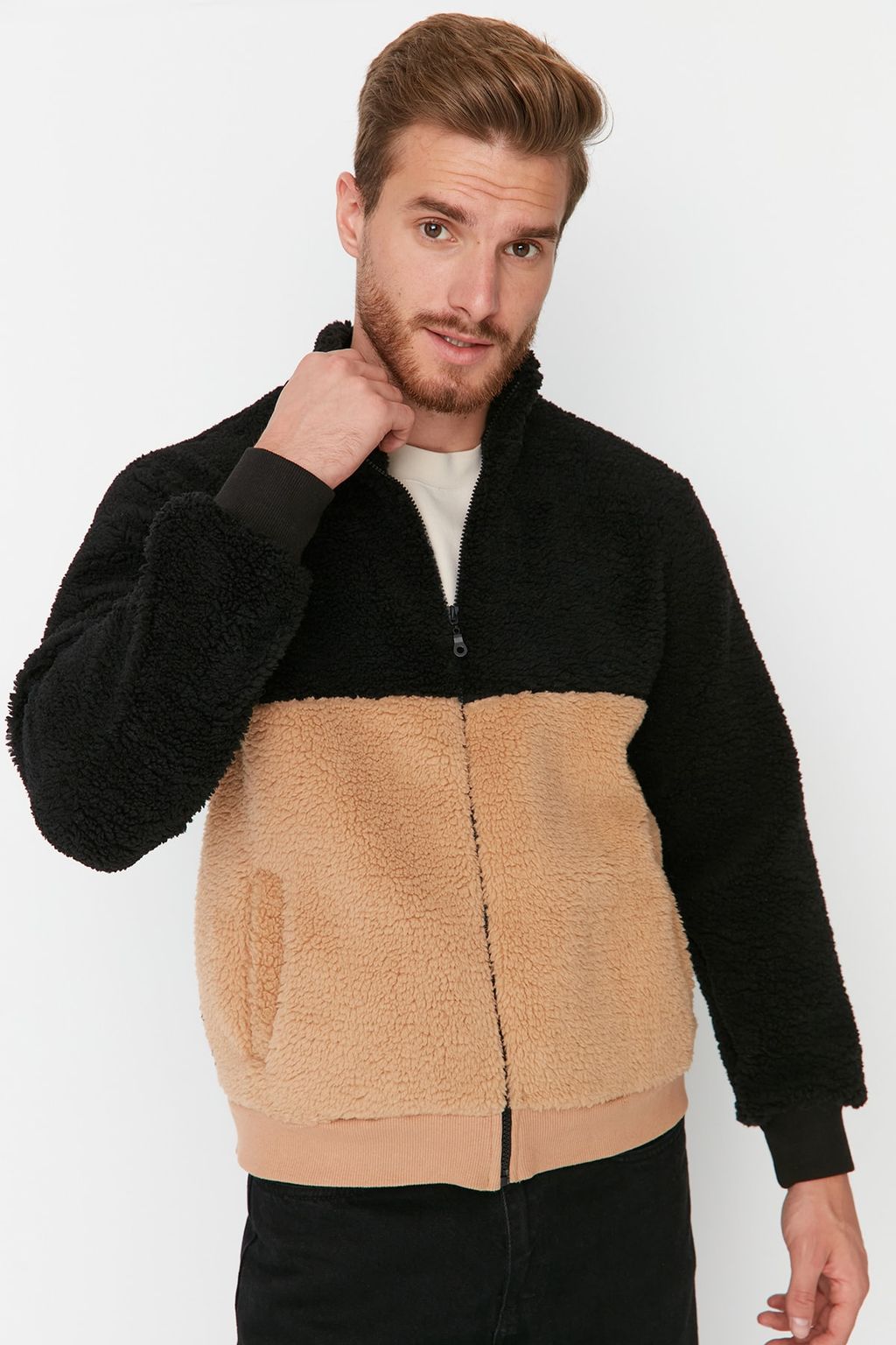 TRENDYOL MAN Siyah Regular/Normal Kesim Fermuarl? Dik Yaka S?cak Tutan Pelus Bloklu Sweatshirt TMNAW23SW00179