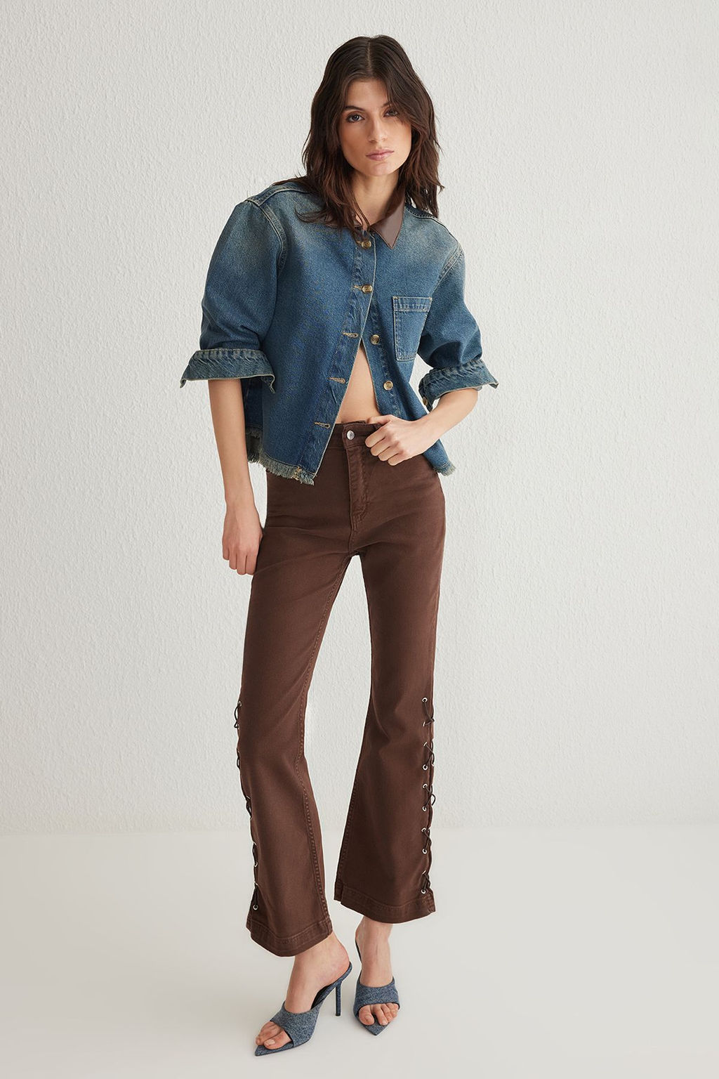 Koyu Mavi Etek Ucu Puskullu Kontrast Deri Yaka Vintage Crop Oversize Denim Ceket TWOSS25CE00026 - Trendyolmilla фото 2