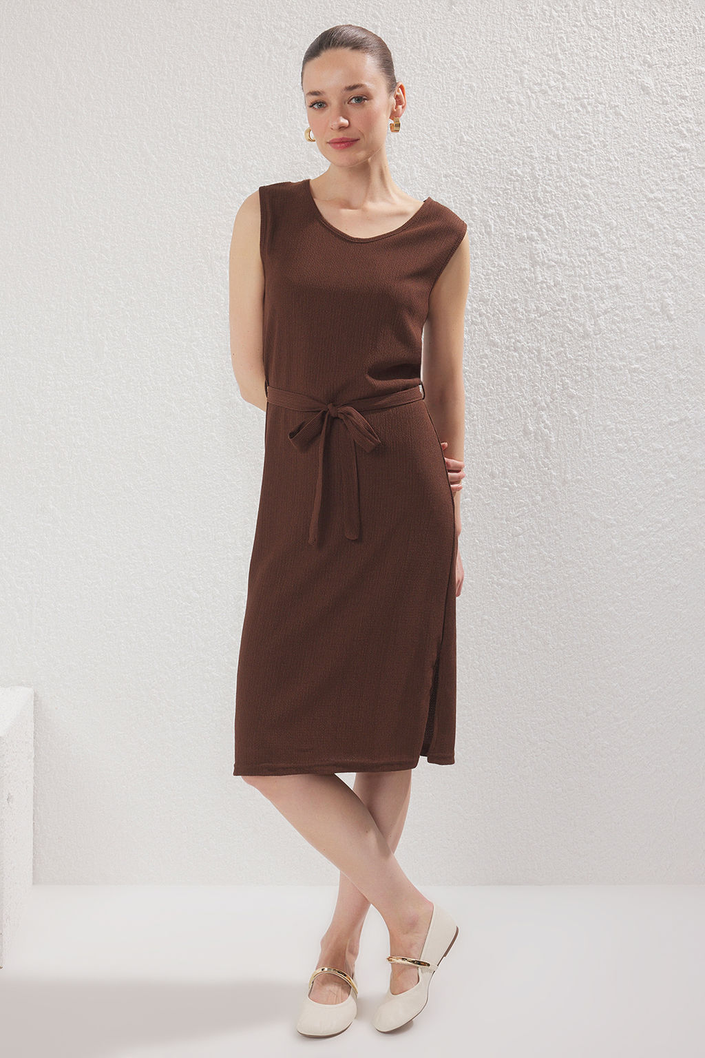 Kahverengi Burumcuk Kemer Detayl? S?f?r Kol Midi Orme Elbise TWOSS25EL00665 - Trendyolmilla фото 2