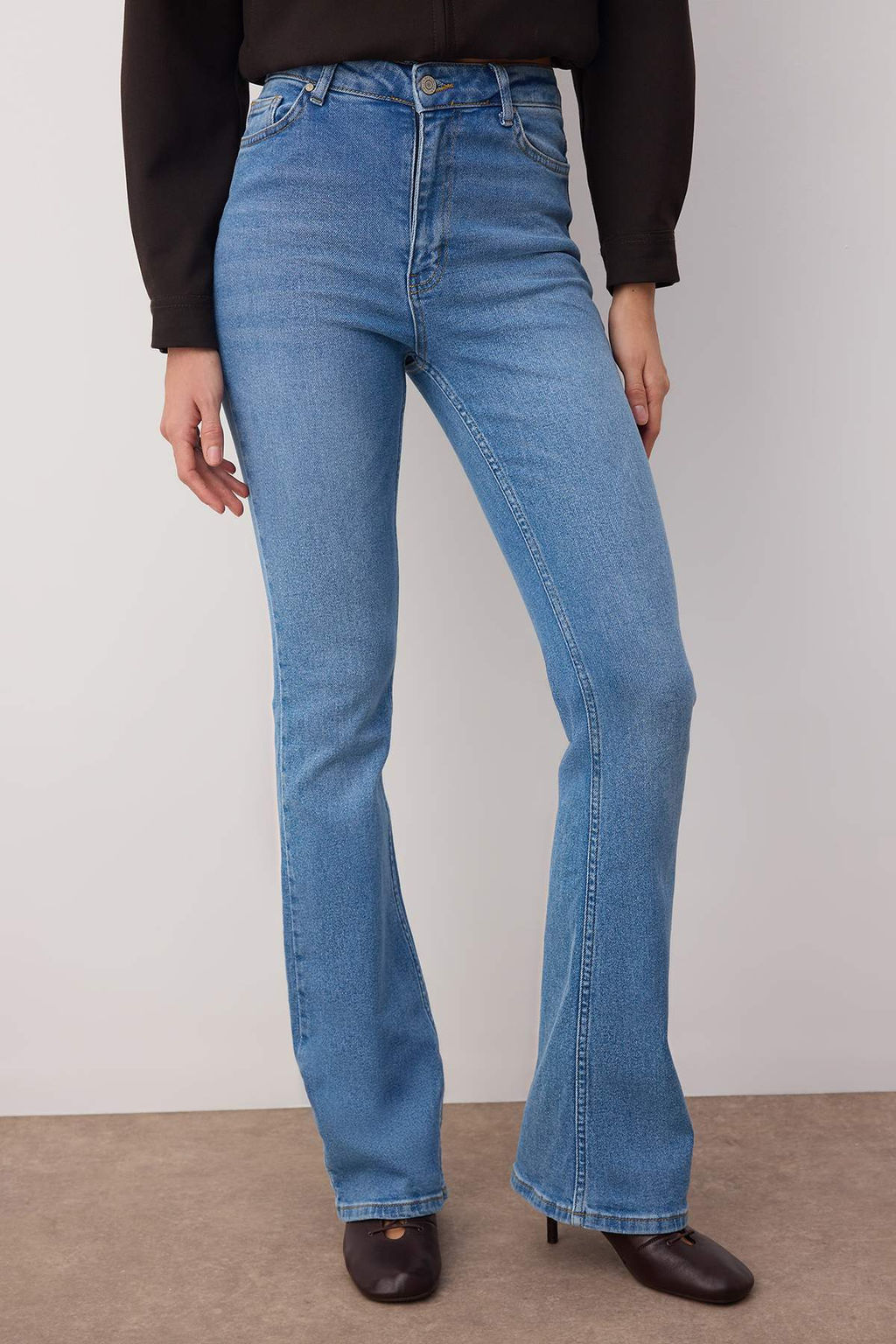 TRENDYOLMILLA Siyah More Sustainable Yuksek Bel Flare Jeans TWOSS23JE00063  фото 3