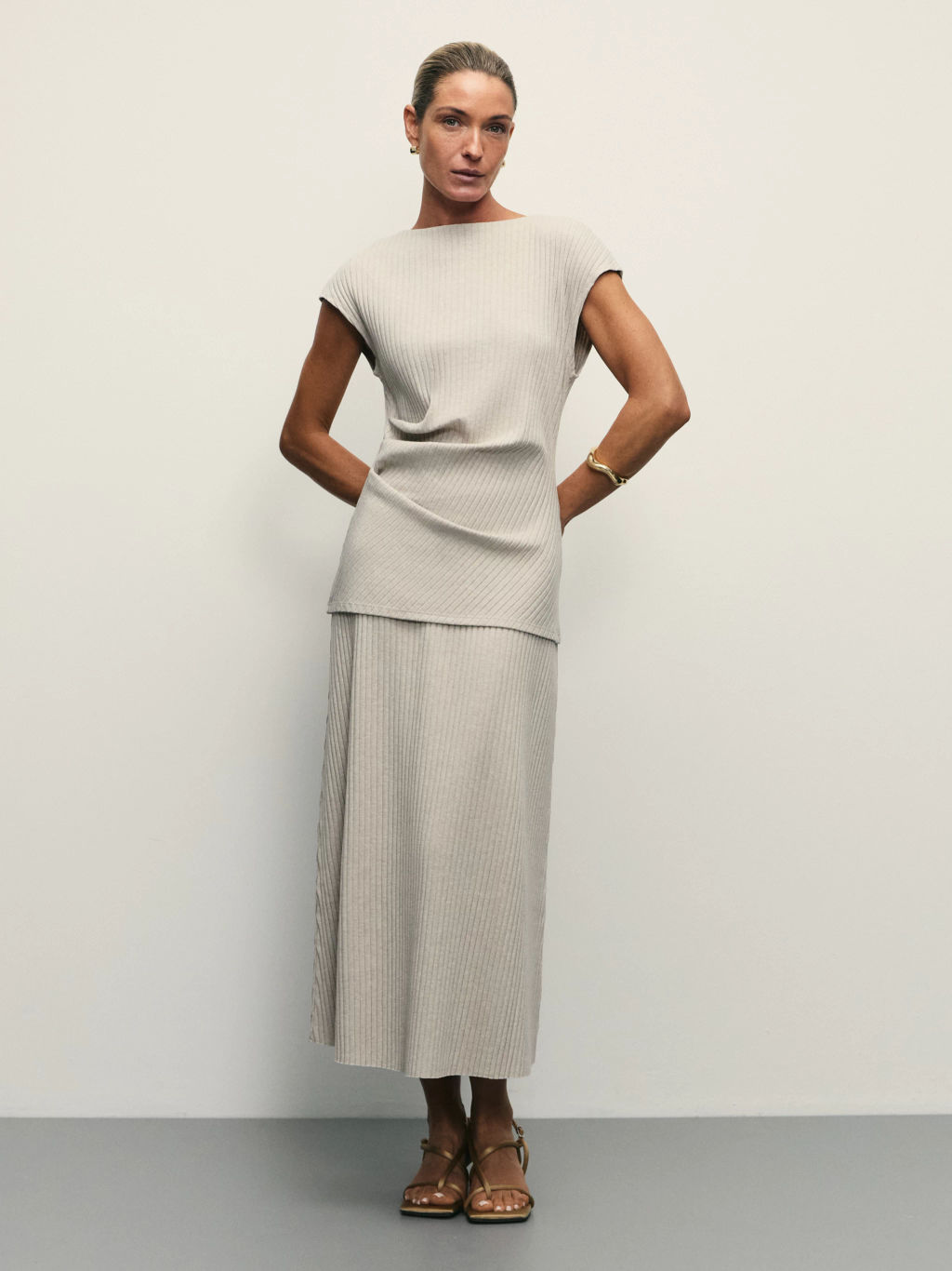 Топ со спущенным плечом и сборками / Zarina  фото 2