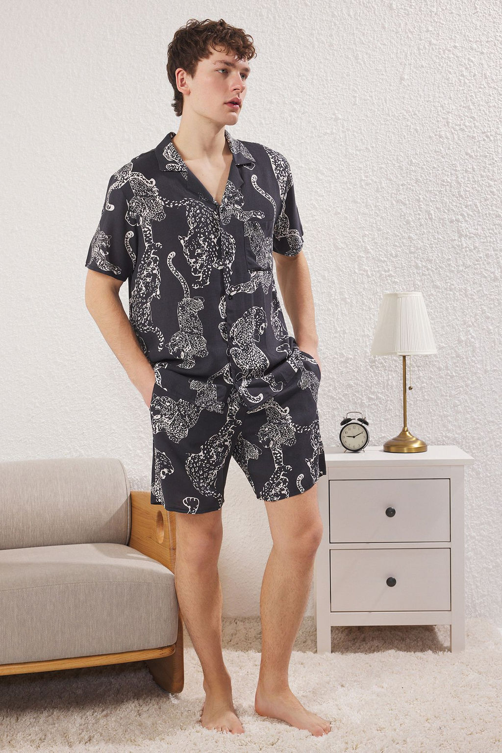 TRENDYOL MAN Siyah Regular Fit Bask?l? Dokuma Sortlu Pijama Tak?m? TMNSS25PT00027 - Trendyolmilla фото 2