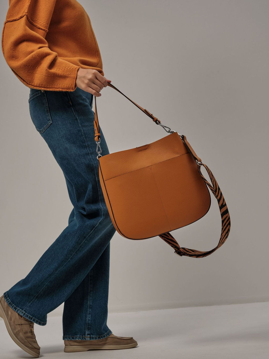 Сумка кожаная на плечо Azaro 30868 оранжевый карандаш