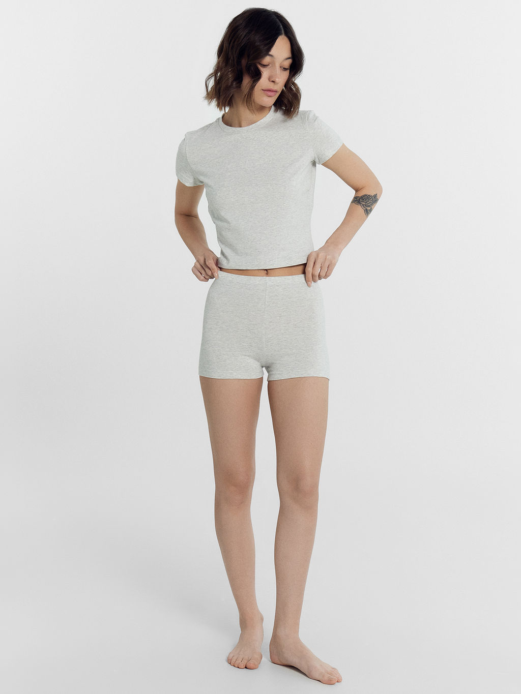 Комплект женский (футболка, шорты) в сером цвете - Mark formelle фото 3