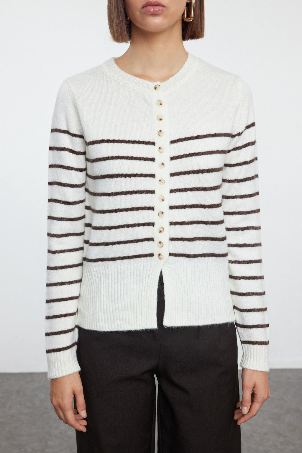 TRENDYOLMILLA Ekru Yumusak Dokulu Bisiklet Yaka Ceket Gorunumlu Triko H?rka TWOAW25HI00245  фото 3