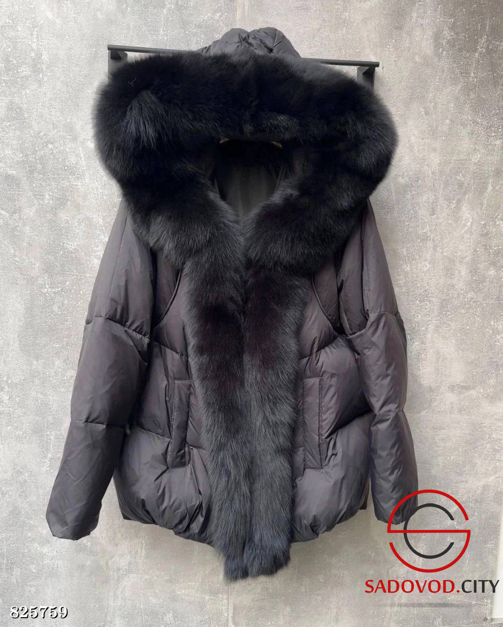 Пуховик с капюшоном натуральный мех