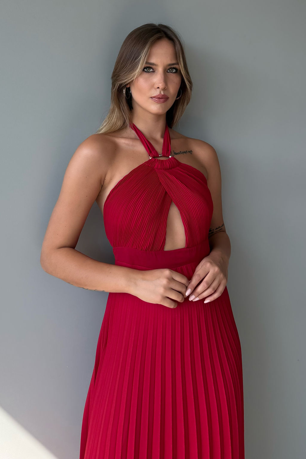 K?rm?z? Piliseli Cut Out Aksesuar Detayl? Sifon Midi Astarl? Elbise TPRSS25EL00327