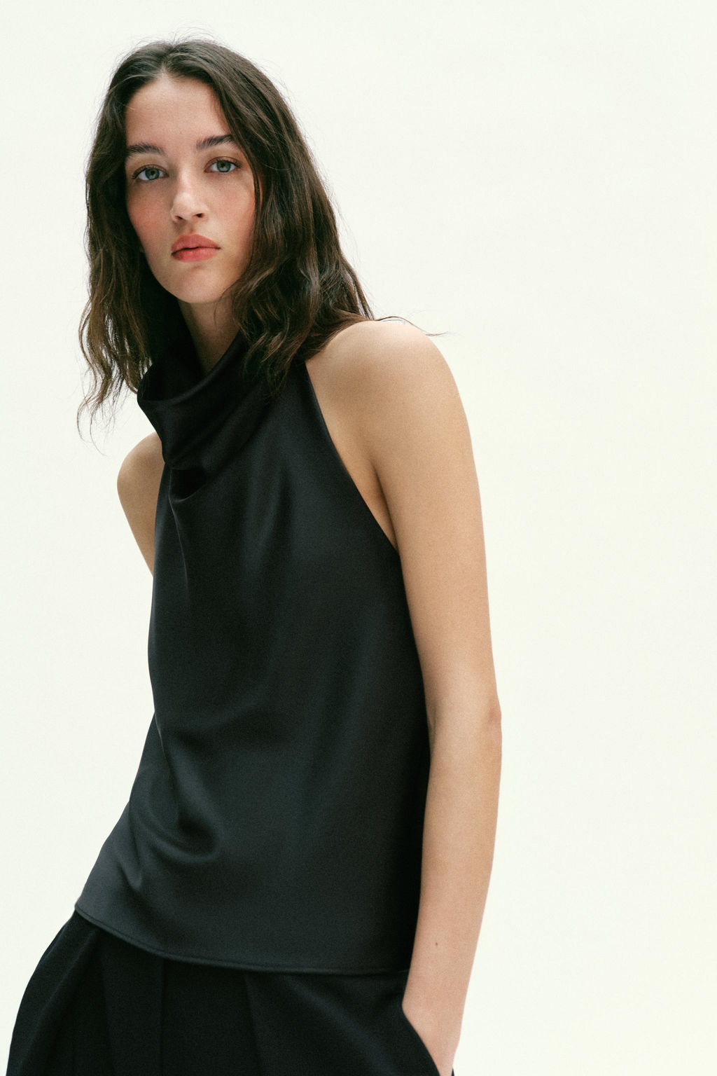 TOP HALTER SATINADO / Negro - Zara фото 13