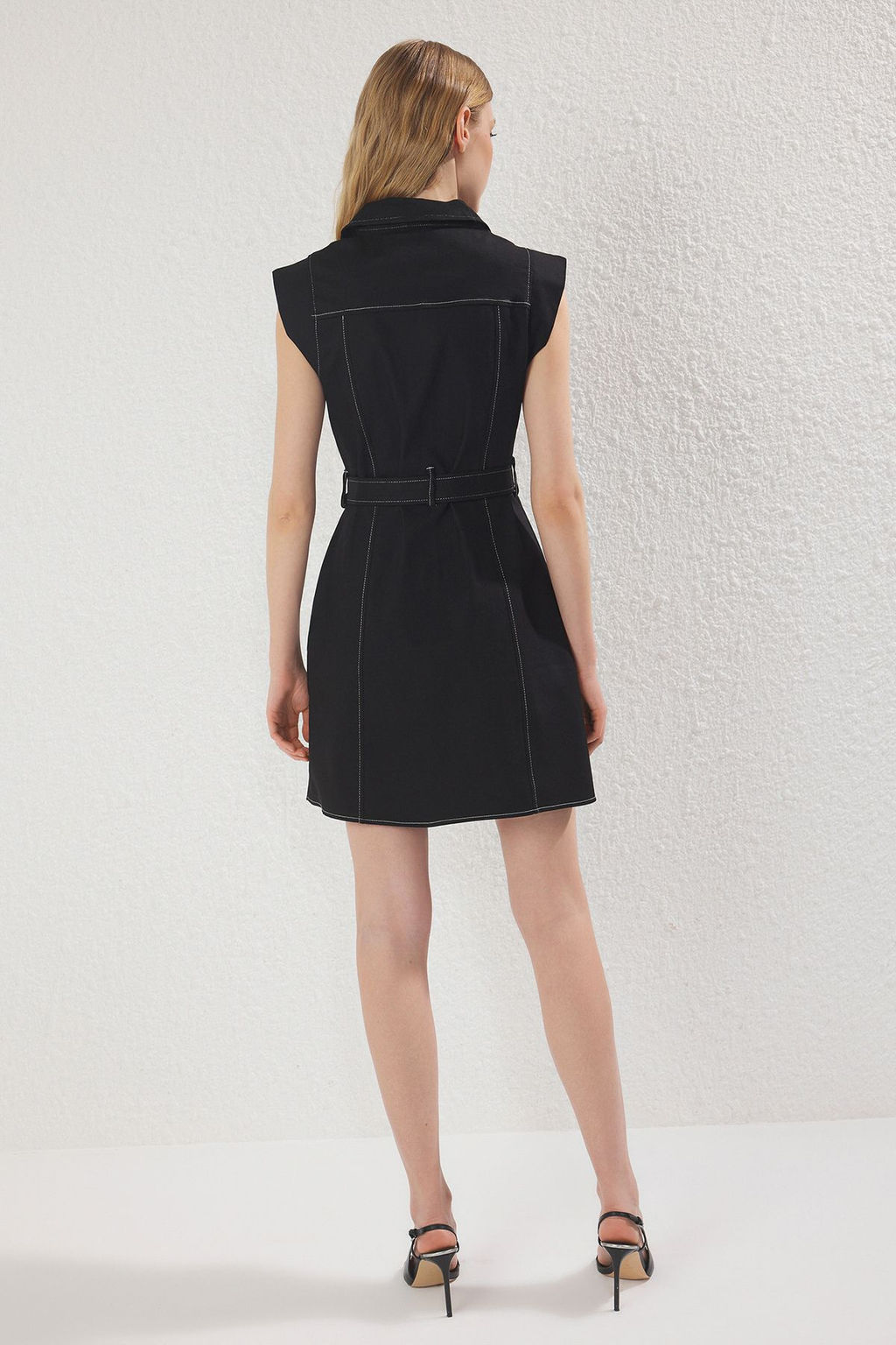 TRENDYOLMILLA Siyah Kemerli Duz Dugmeli Mini Dokuma Elbise TWOSS25EL00562  фото 4