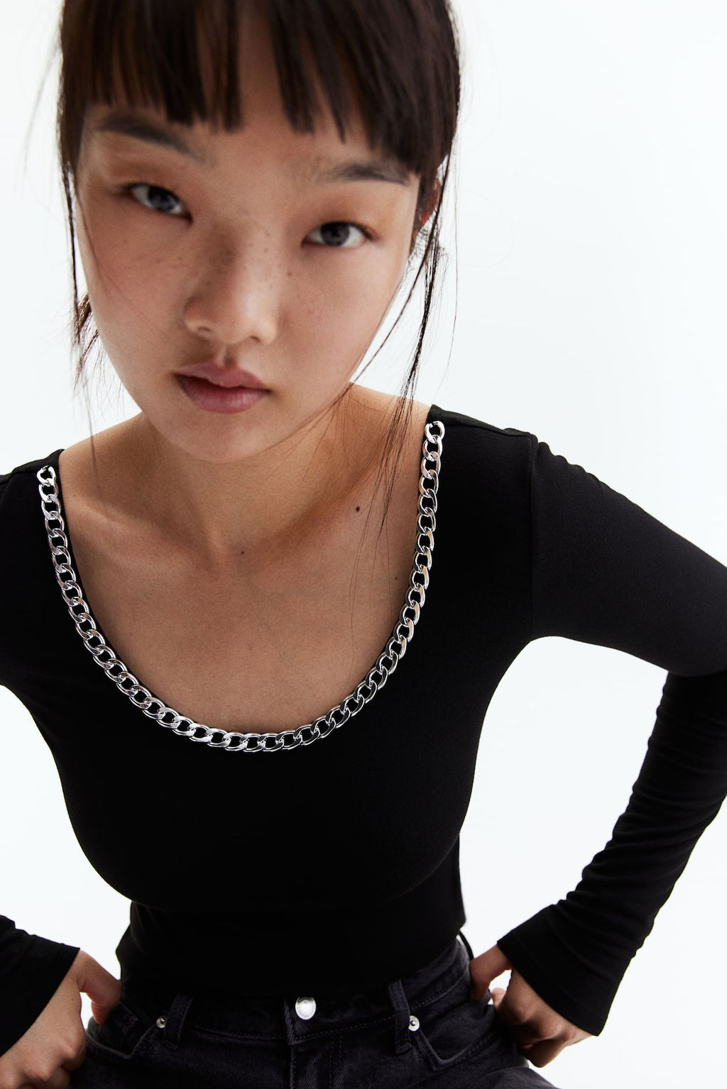 Top de manga larga con cadena decorativa - H&m фото 3