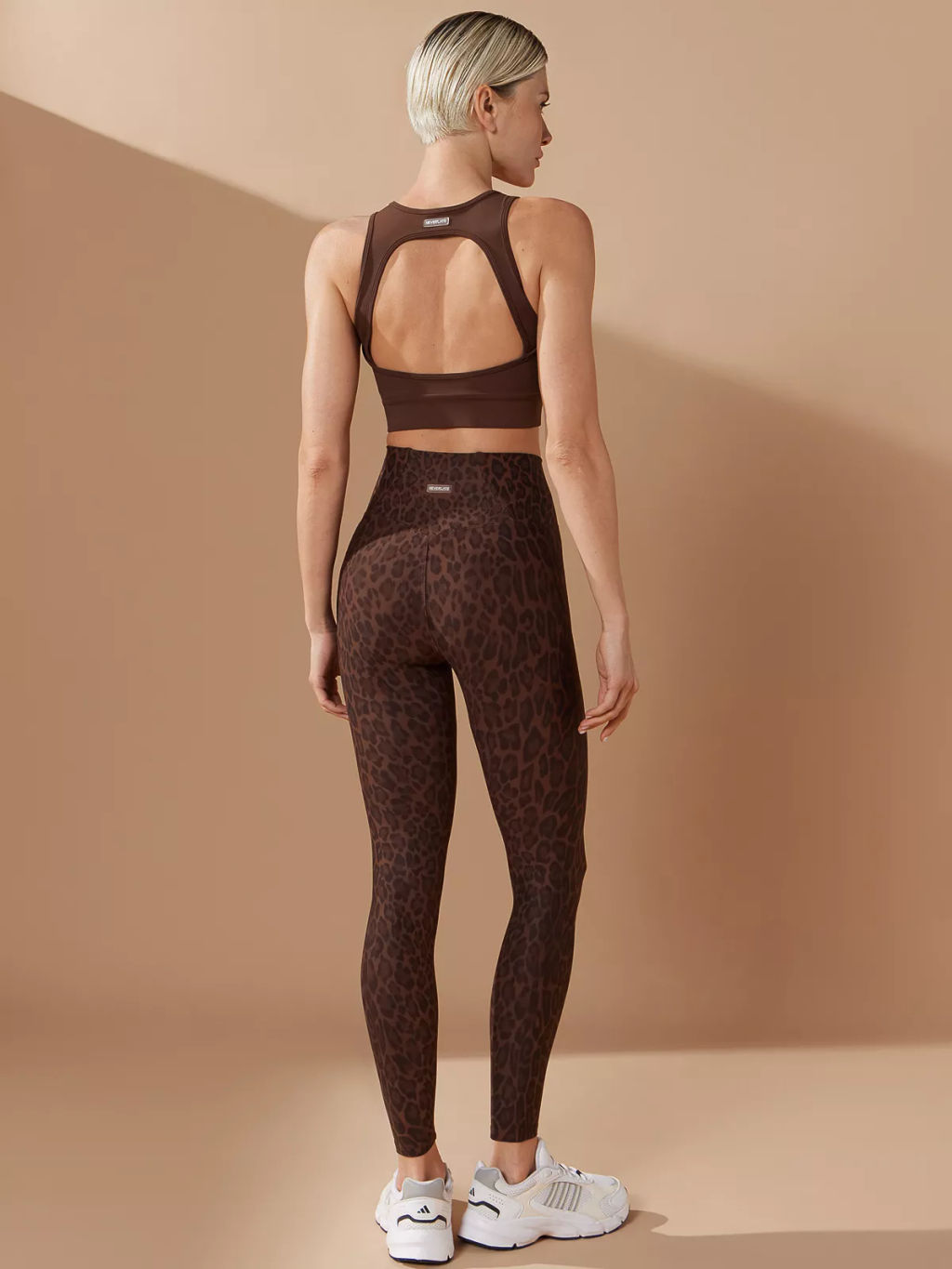 *Коричневый топ-бра с открытой спиной