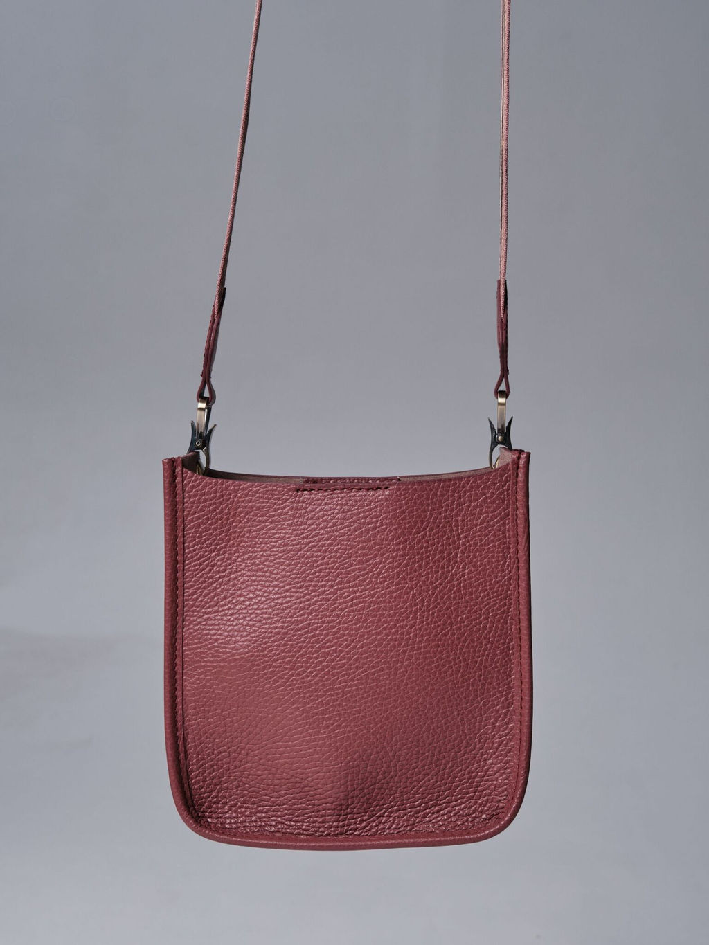 Сумка кожаная на плечо Azaro 30996 красная луна