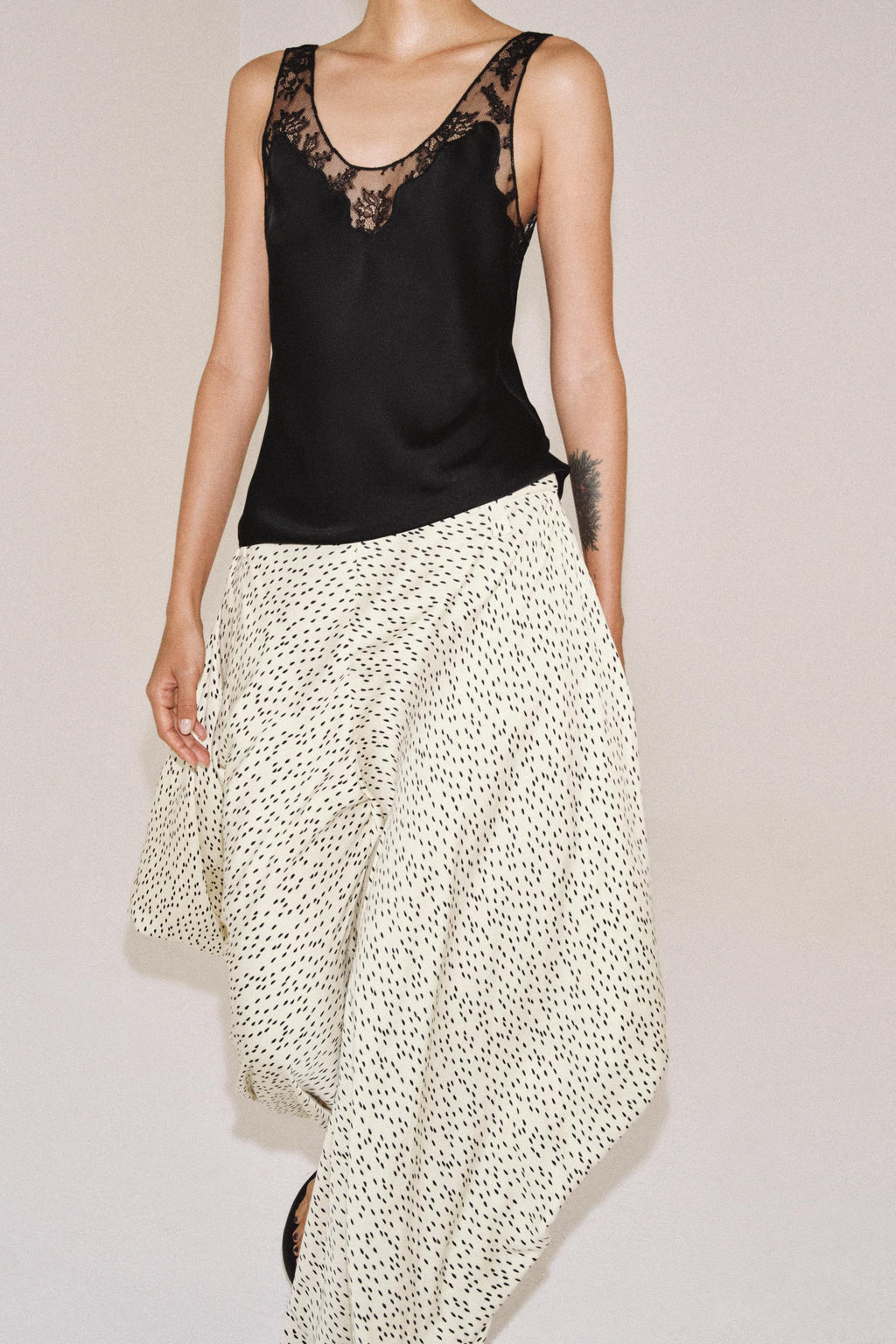 PANTAL?N ESTAMPADO DRAPEADO ZW COLLECTION / Crudo / Negro