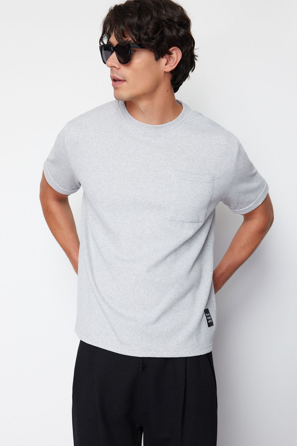 TRENDYOL MAN Siyah Oversize/Genis Kesim K?sa Kol Cepli Etiket Detayl? T-Shirt TMNSS23TS00077 - Trendyolmilla фото 31