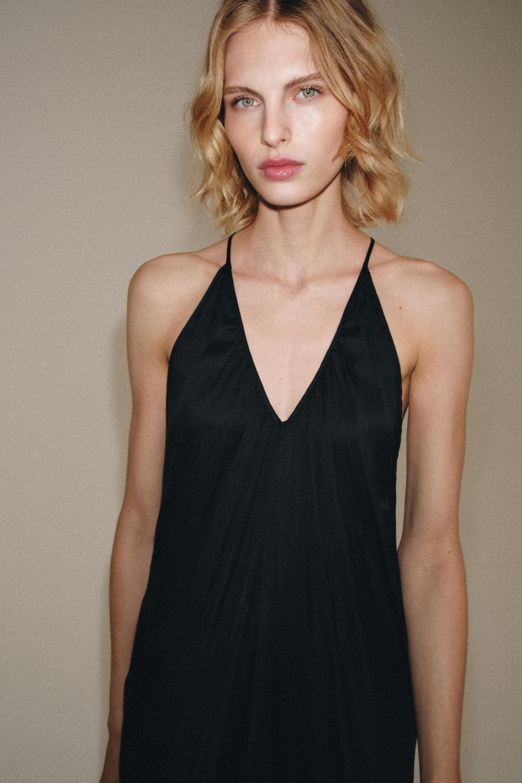 VESTIDO DRAPEADO SATINADO ZW COLLECTION / Negro - Zara фото 6
