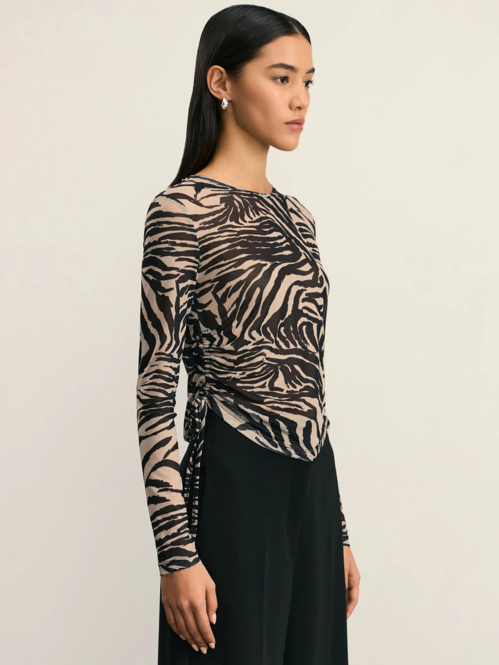 Лонгслив с анималистичным прином и сборками по бокам / Zarina  фото 4