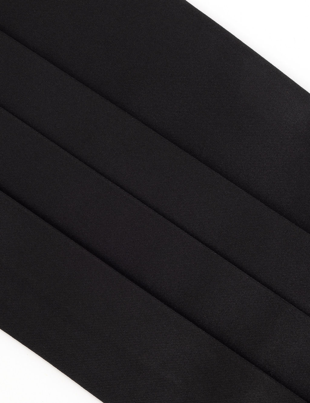 Черный костюм, галстук-бабочка и пояс