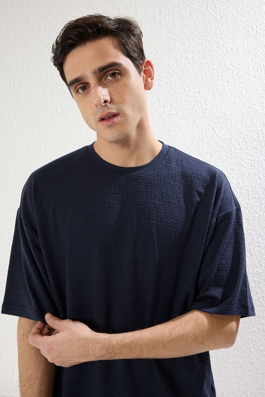 TRENDYOL MAN Ekru Oversize/Genis Kesim Dokulu T-Shirt TMNSS25TS00043