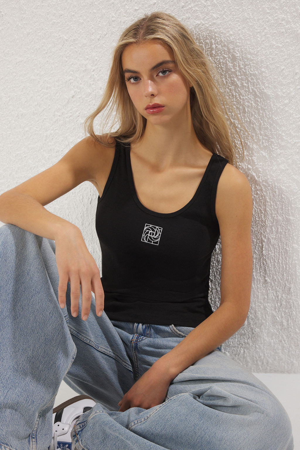 Siyah Nak?sl? Fitted/Vucuda Oturan Havuz Yaka Fitilli Esnek Orme Atlet TWOSS22AL0042