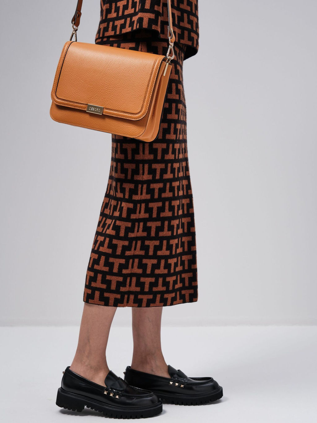 Сумка через плечо Deboro 30532 оранжевый карандаш